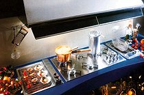 Revija KUHINJE in JEDILNICE (slika str. 21)